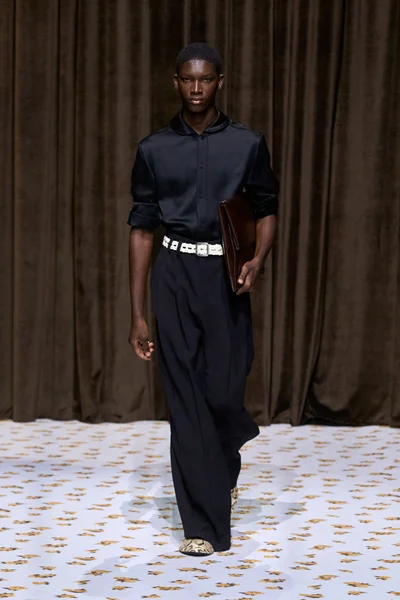 Look 16